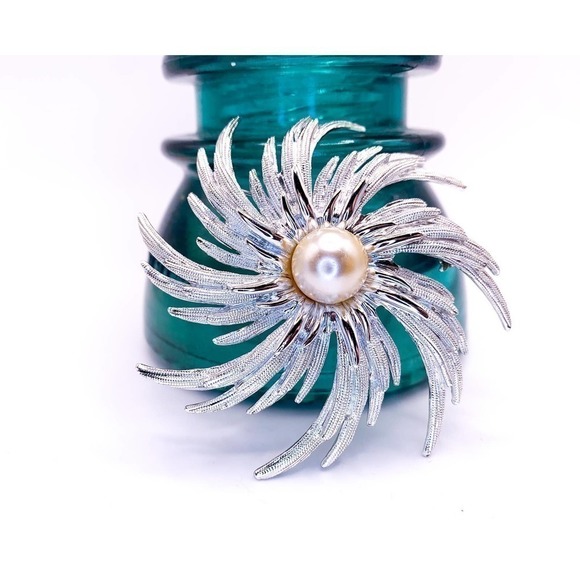 60s Sarah Coventry Swirl Brooch "Book Piece" Hurricane Simulated Pearl Rhodium - Picture 3 of 10